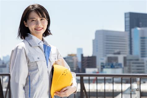 夏休み、エアコン修理に来たガテン系お姉さんと二人きり薄着 .